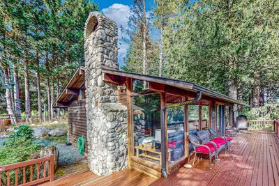 Image de Charming riverfront cabin with hot tub, deck, mountain views and W/D