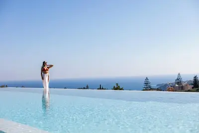 Image de Blending Modern Architecture with the Calm of Nature: by etouri