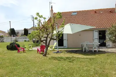 Image de Charmante maison avec jardin à 5 min à pied de la plage et 10’ des commerces!