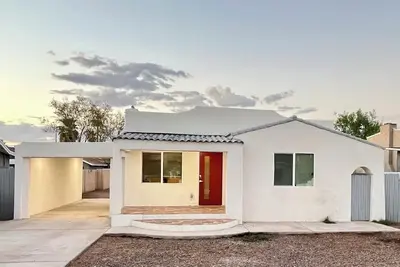 Centrally located 2 bed 2 bath house zens 6