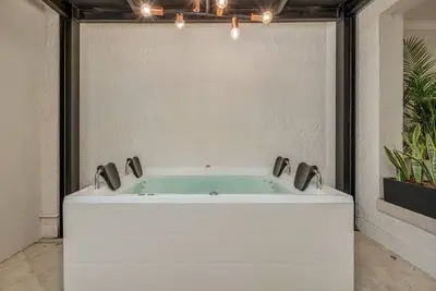 Image de Stunning 3br House Near Provenza, Private Jacuzzi