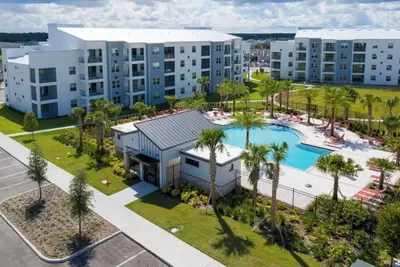 Image de Luxury Storey Lake Apartment Minutes from Disney with Pool & Amenities!
