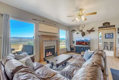 Image de Academy Basecamp |Fireplace/Games/Bbq | Mtn View