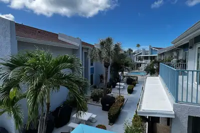 Image de New at Yacht Club- Completely Renovated and Pool Views!