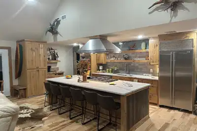 Image de Hideaway Lodge in the Pines, home with coziness, comforts of home