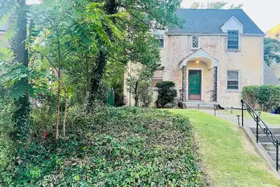 Image de Large 4-bed home Dc's Best Location w\/ Parking, Walk to Metro, Nightlife, Shops!