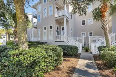 Image de Easy walk to beach and only 3/4 mile to pier/village area