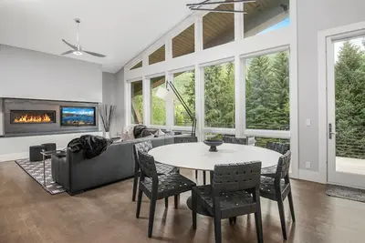 Image de Aprés Chalet — Luxury 6 Bedroom Home in East Vail
