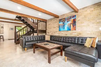 Image de New to Vrbo: Charming two-story 2br townhouse in Braddon