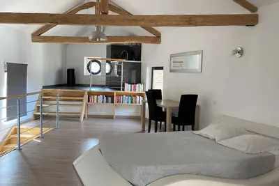Image de Loft refait à neuf proche des commodités
