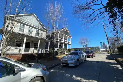 Image de Entire Home Downtown Atl! Walk to Gwcc and more!