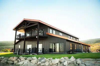 Image de Spacious 8-bedroom house with a private heated pool, spa, pickleball and more!