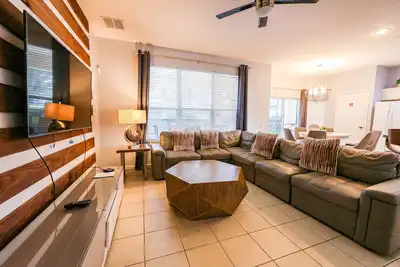 Image de Spacious villa with 6 bedrooms and private pool just minutes from Walt Disney