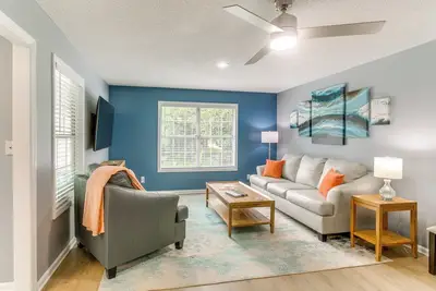 Image de Upscale St. Simons Condo: Sunroom & Steps to Pool!
