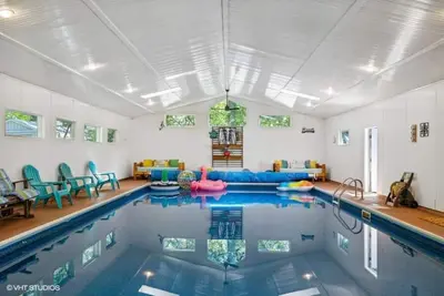 Image de Charming 3-bedroom house with WiFi, Ac in  New Buffalo with a 20x40 Indoor Pool