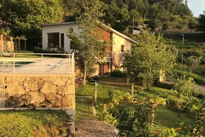 Image de Casa da Alvorada, maison de vacances avec jardin et piscine