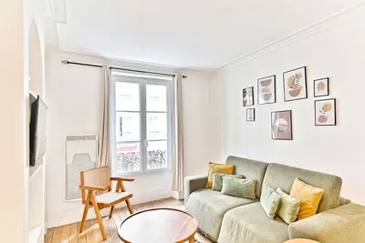 Image de Appartement chic #Eiffeltower #ChampdeMars
