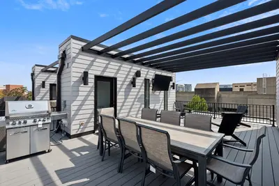 Image de New Listing! New Modern Townhome with Rooftop Patio by RedAwning