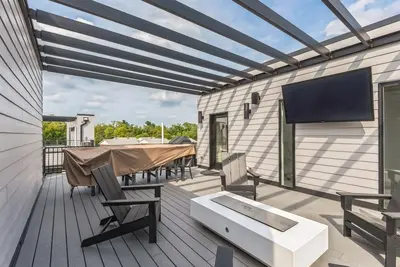 Image de New Listing! New Modern Townhome with Rooftop Patio by RedAwning