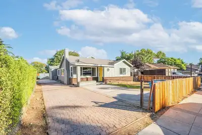 Image de 2000sqft Home with Free Netflix\/Wi-Fi\/Parking