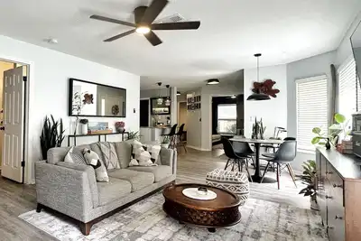 Image de Renovated Modern 2-Bedroom Golf Course Condo Near Beaches\n