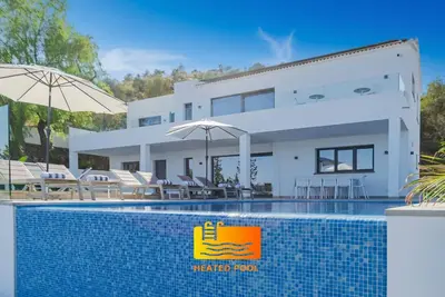 Image de Imressive villa w/ heated infinity pool w/ sea views hosts 10: Happyplace Málaga