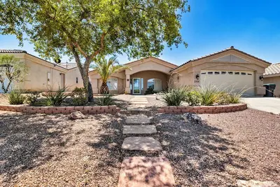 Image de Beautiful home located on the golf course.