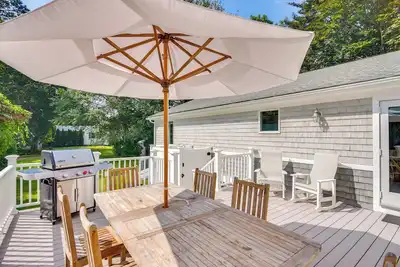 Image de Coastal-Modern Home < 3 Mi to Charlestown Beach!