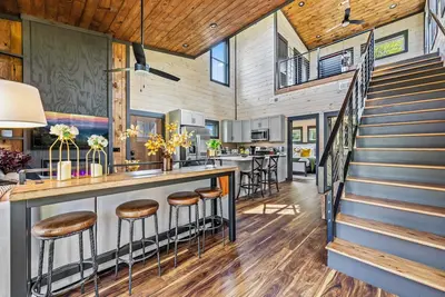 Image de Luxe New! Ez Road, Hot Tub, Home Theater, Fire Pit