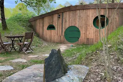 Image de Insolite - Cabane Lena de type hobbit  Saint Nicolas Des Eaux face à la rivière