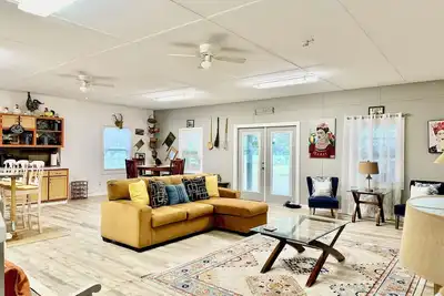 Image de Cozy 2- bedroom, full bath guest house on working farm, 1 mile to racetrack.