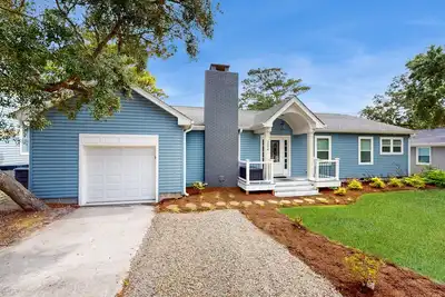 Image de Lovely Oak Island home with central Ac, short walk to golf and beach