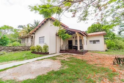 Tranquil single-level retreat with lush patio, hammock, & high-speed WiFi
