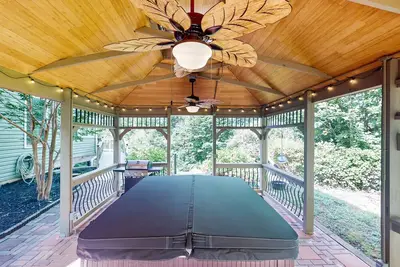 Image de 5br Charming home with Hot tub, Game room and Front Deck