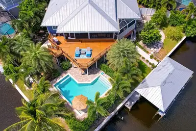 Image de Luxurious waterfront home, pool, boat dock, fillet station, private guest suite