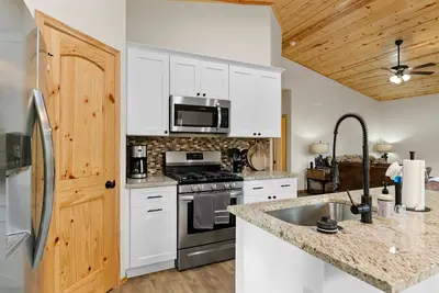 Image de Luxury home with patio, fireplace, Bbq grill, golf nearby