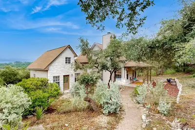 Image de 2-bedroom cozy home with fireplace, loft-bedroom & Hilltop Views