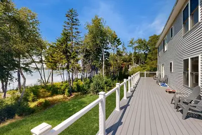 Image de Elegant, spacious coastal home with sunset ocean views from an inviting deck