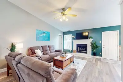 Image de Coastal home with privacy fence, a patio, close to beach and local attractions