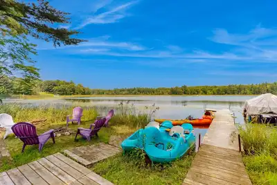 Image de Gorgeous lakefront home w bunkhouse, private yard and large deck