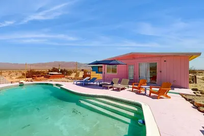Image de Colorful desert home with incredible views, pool, hot tub, and A/C