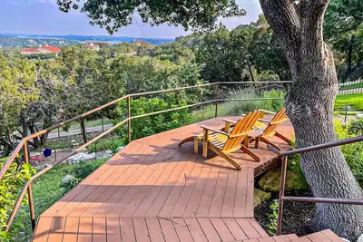 Image de Spacious home with scenic balcony views and fenced in yard