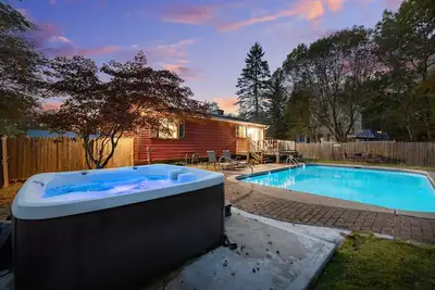 Image de 3 Br 2 Ba Modern home w/private hot tub, fire pit and lake view. Dogs ok!