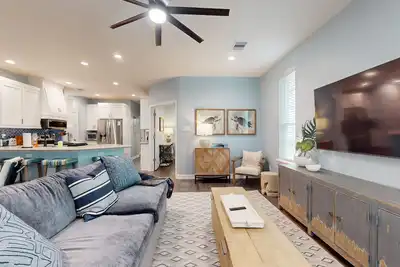 Image de 4-bedroom beautiful beach home with spacious patio & balcony