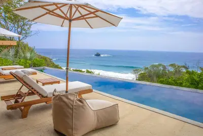 Image de Luxury home with breathtaking views just a few steps from the beach