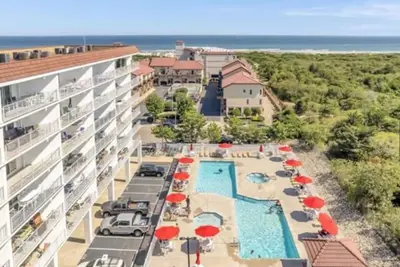 Image de 2 Minute Walk To Diamond Beach! Charming 2 Br condowith wonderful ocean views!