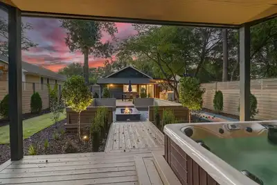 Image de The Indigo - 2br w/Hot Tub & Outdoor Space