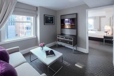 Image de 2 Connecting Suites at a 4⭐️ Hotel