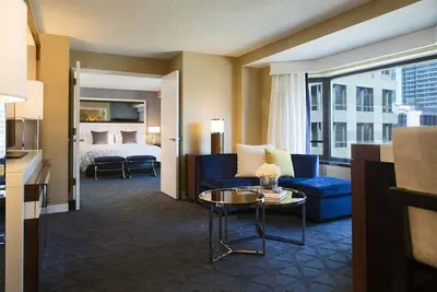Image de 2 Connecting Suites at a 4⭐️ Hotel