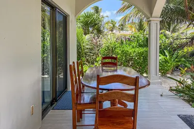 Image de Colorful oceanfront condo with shared pool and jetted tub